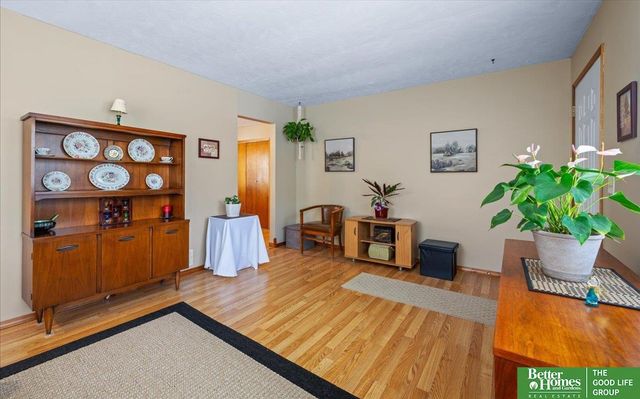 6070 Buckingham Avenue, Omaha, NE 68117