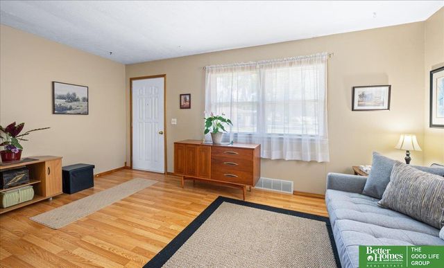 6070 Buckingham Avenue, Omaha, NE 68117