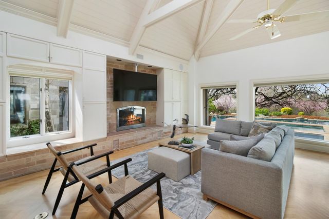 2400 E Tiffany Ln, Sacramento, CA 95827