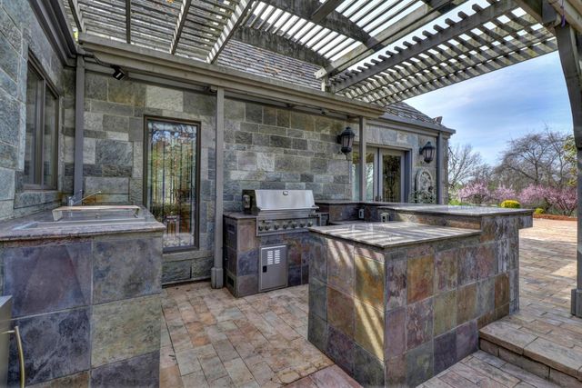 2400 E Tiffany Ln, Sacramento, CA 95827