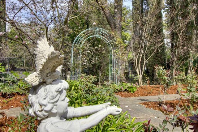 2400 E Tiffany Ln, Sacramento, CA 95827