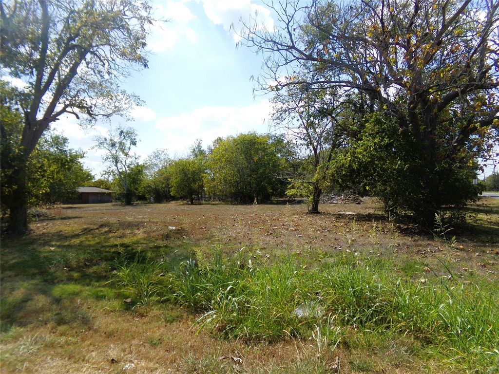 412 E Market Street, Weimar, TX 78962
