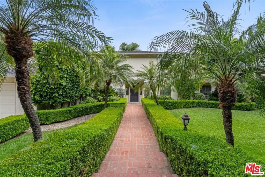 Image 1 of property listing at 4606 White Oak Avenue, Encino, CA 91316
