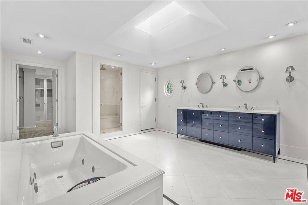Image 12 of property listing at 4606 White Oak Avenue, Encino, CA 91316