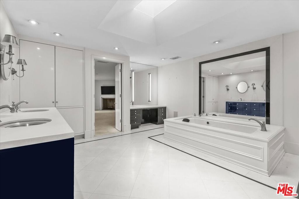 Image 13 of property listing at 4606 White Oak Avenue, Encino, CA 91316