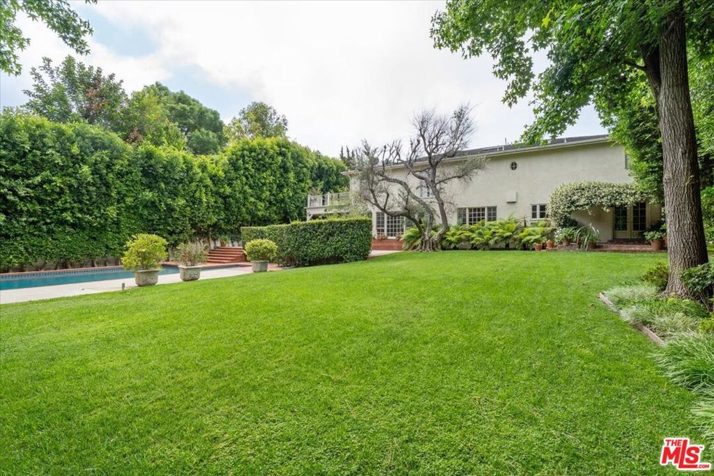 Image 4 of property listing at 4606 White Oak Avenue, Encino, CA 91316