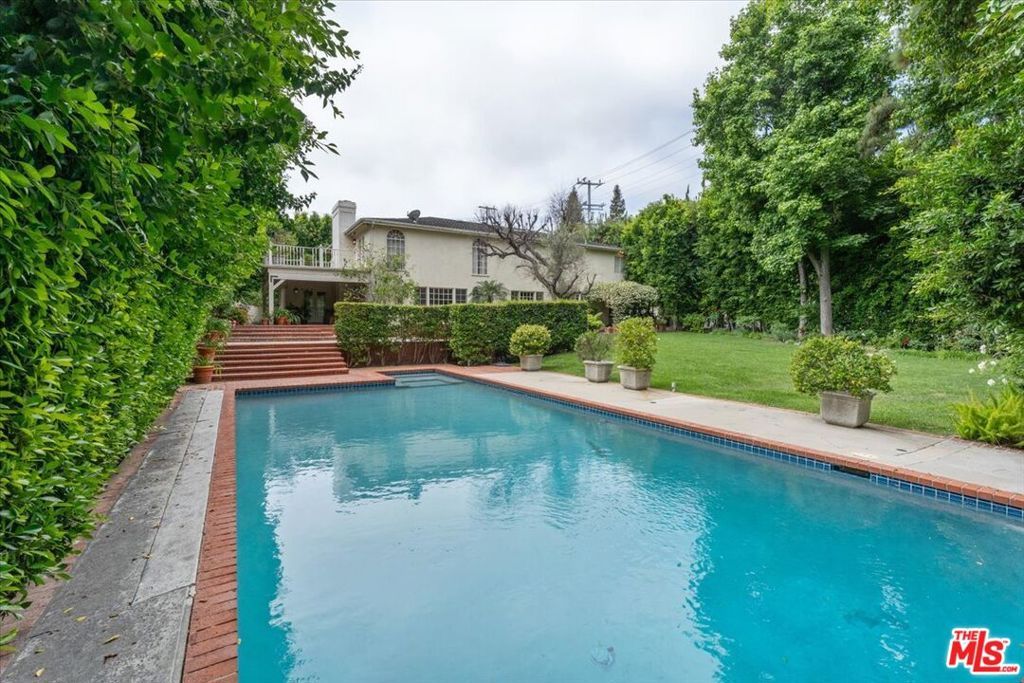 Image 6 of property listing at 4606 White Oak Avenue, Encino, CA 91316