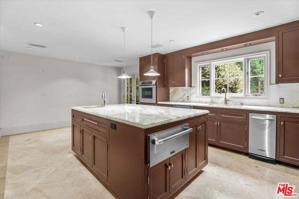 Image 9 of property listing at 4606 White Oak Avenue, Encino, CA 91316