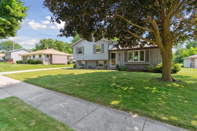 3329 E Woodview AVENUE, Oak Creek, WI 53154