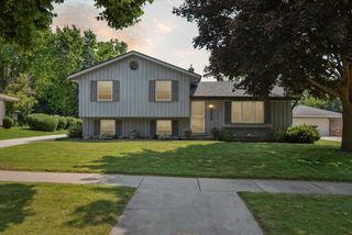 3329 E Woodview AVENUE, Oak Creek, WI 53154