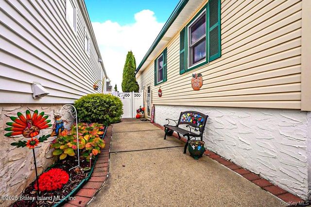 35 Nutwood Court, Staten Island, NY 10308