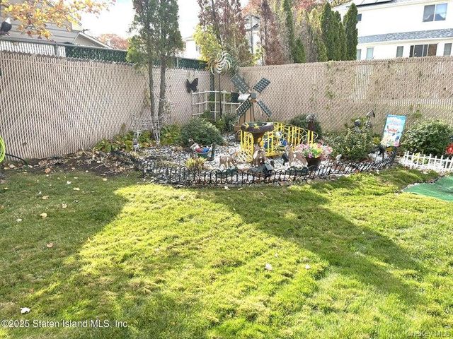 35 Nutwood Court, Staten Island, NY 10308