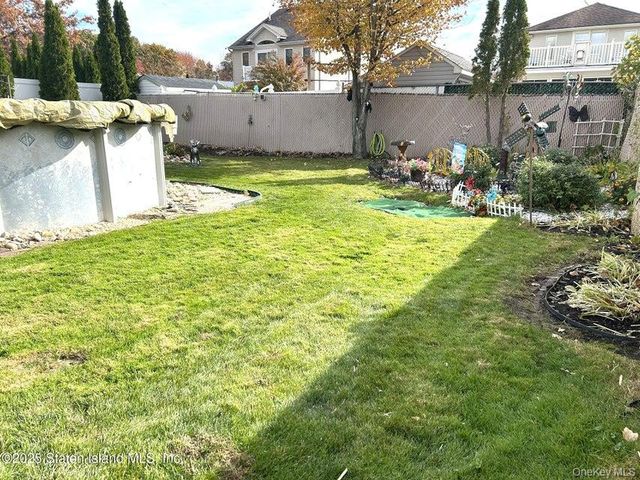 35 Nutwood Court, Staten Island, NY 10308