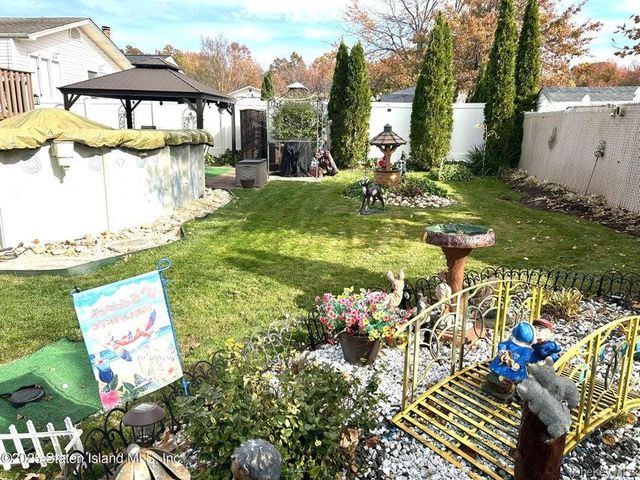 35 Nutwood Court, Staten Island, NY 10308