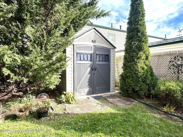 35 Nutwood Court, Staten Island, NY 10308