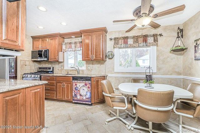 35 Nutwood Court, Staten Island, NY 10308