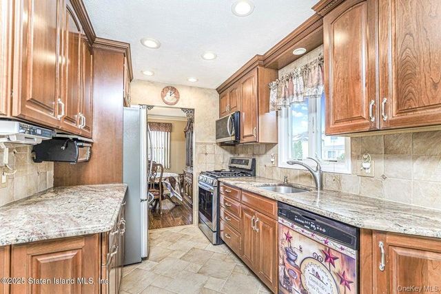 35 Nutwood Court, Staten Island, NY 10308