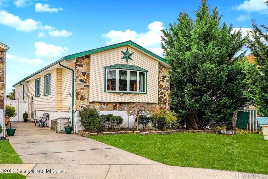 35 Nutwood Court, Staten Island, NY 10308