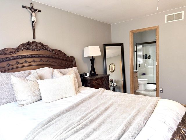 3010 W Kimberly AVENUE, Greenfield, WI 53221