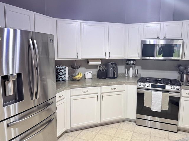 3010 W Kimberly AVENUE, Greenfield, WI 53221