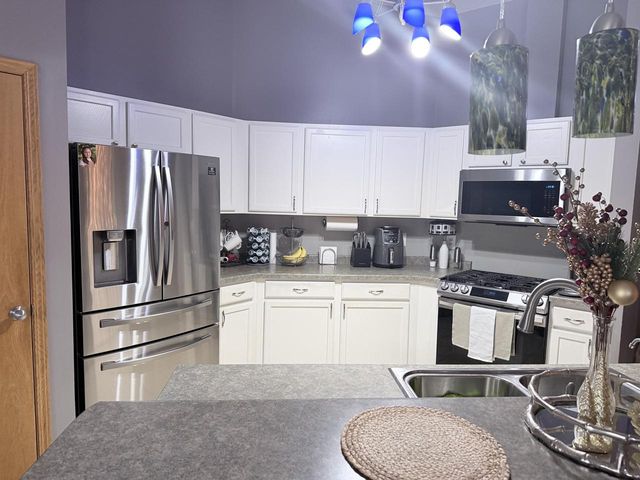 3010 W Kimberly AVENUE, Greenfield, WI 53221