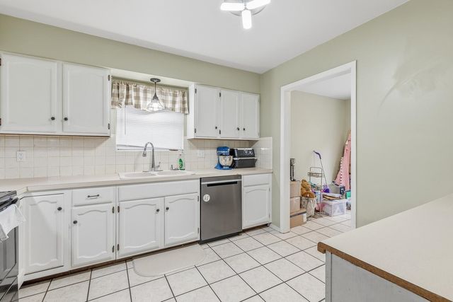 6 N Ridge Way Rd, Rose Hill, KS 67133