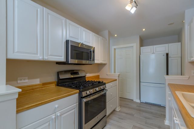 25 Superior Court L2, Schaumburg, IL 60193