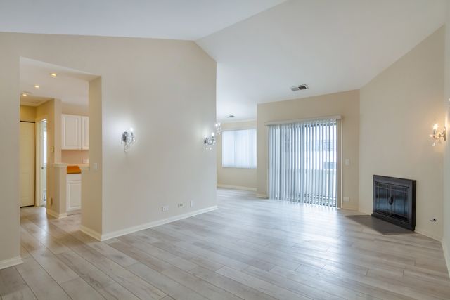 25 Superior Court L2, Schaumburg, IL 60193