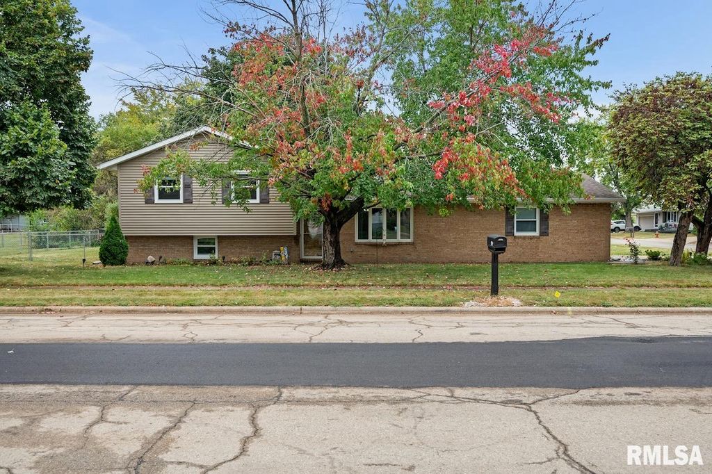 911 N BRADLEY Avenue, Chillicothe, IL 61523