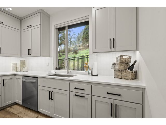 143 SHELTON MCMURPHEY Blvd, Eugene, OR 97401