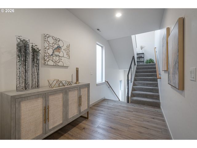 143 SHELTON MCMURPHEY Blvd, Eugene, OR 97401