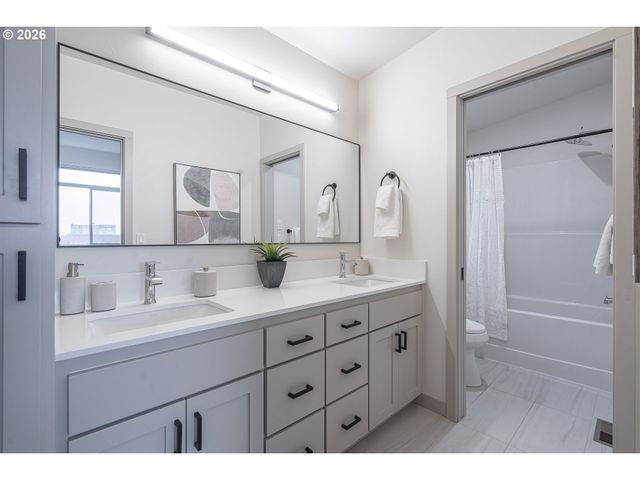 143 SHELTON MCMURPHEY Blvd, Eugene, OR 97401