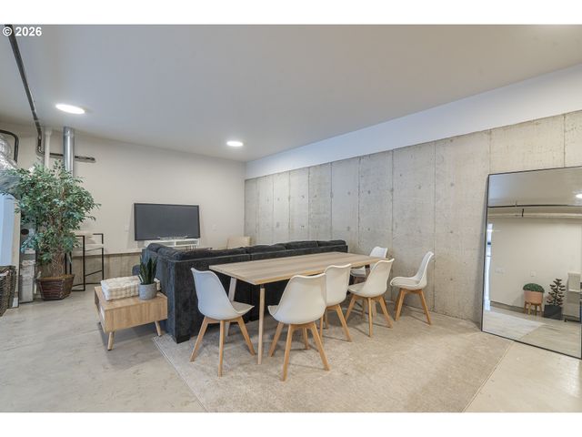 143 SHELTON MCMURPHEY Blvd, Eugene, OR 97401