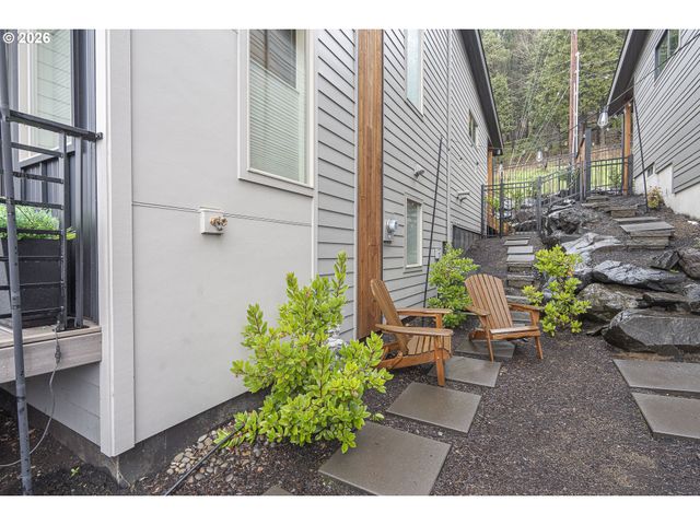 143 SHELTON MCMURPHEY Blvd, Eugene, OR 97401