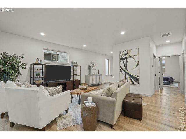 143 SHELTON MCMURPHEY Blvd, Eugene, OR 97401