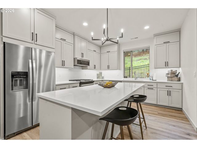 143 SHELTON MCMURPHEY Blvd, Eugene, OR 97401