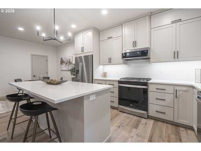 143 SHELTON MCMURPHEY Blvd, Eugene, OR 97401