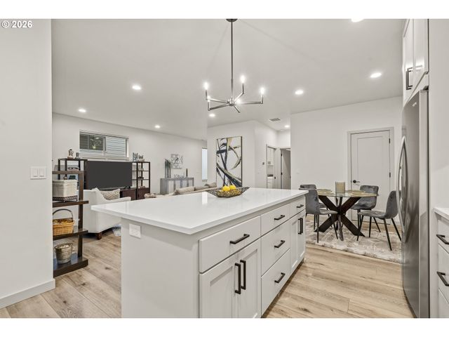 143 SHELTON MCMURPHEY Blvd, Eugene, OR 97401