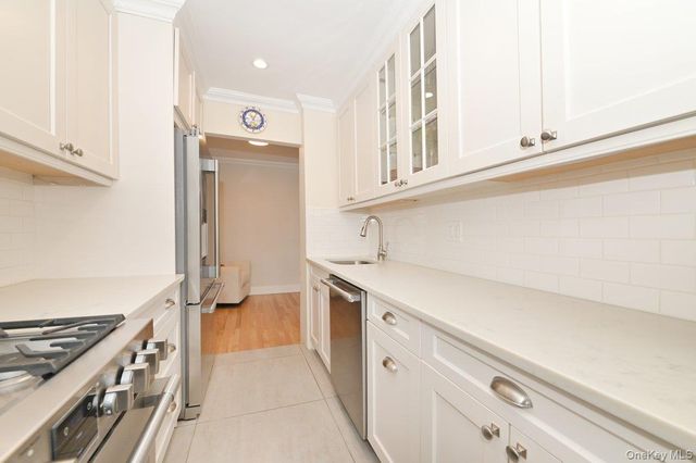 5 Birchwood Court 5J, Mineola, NY 11501