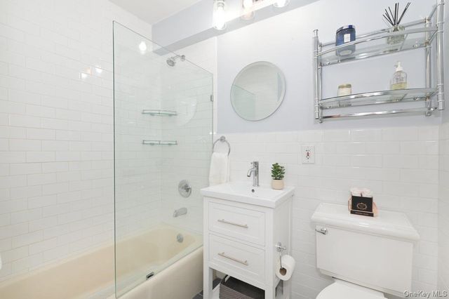 5 Birchwood Court 5J, Mineola, NY 11501