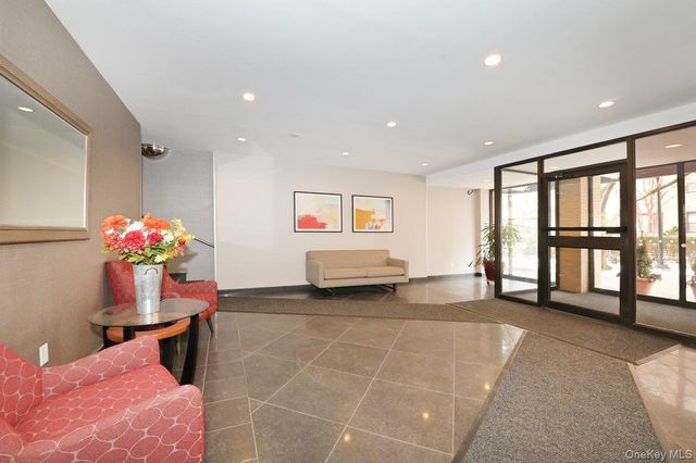 5 Birchwood Court 5J, Mineola, NY 11501