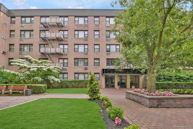 5 Birchwood Court 5J, Mineola, NY 11501