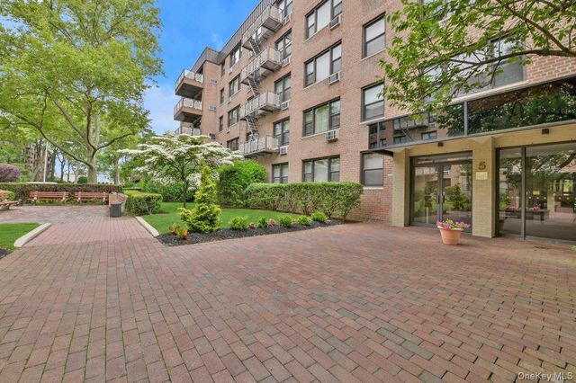 5 Birchwood Court 5J, Mineola, NY 11501