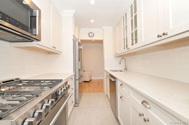 5 Birchwood Court 5J, Mineola, NY 11501