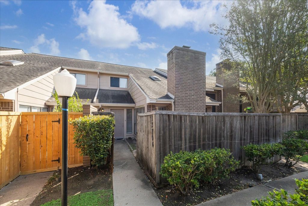 13794 Hollowgreen Drive 303, Houston, TX 77082