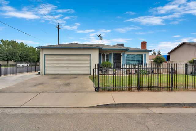 2003 Dennis Drive, Selma, CA 93662