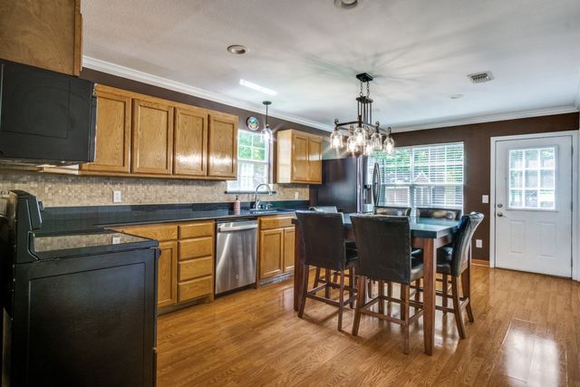 902 Travis Avenue, Alvarado, TX 76009
