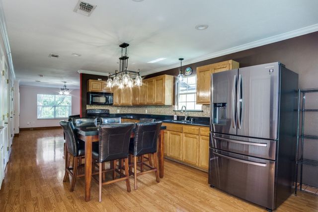 902 Travis Avenue, Alvarado, TX 76009