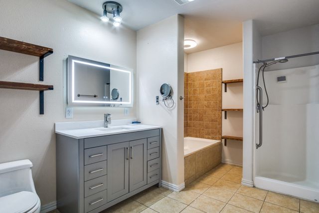 902 Travis Avenue, Alvarado, TX 76009