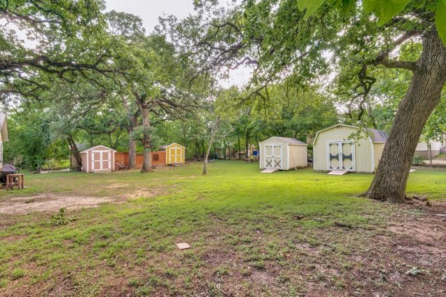 902 Travis Avenue, Alvarado, TX 76009